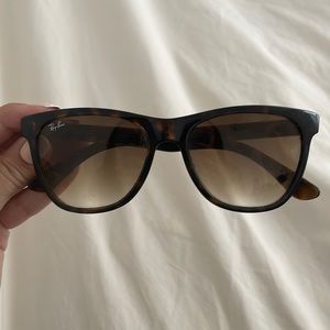 Ray-bans RB4184
